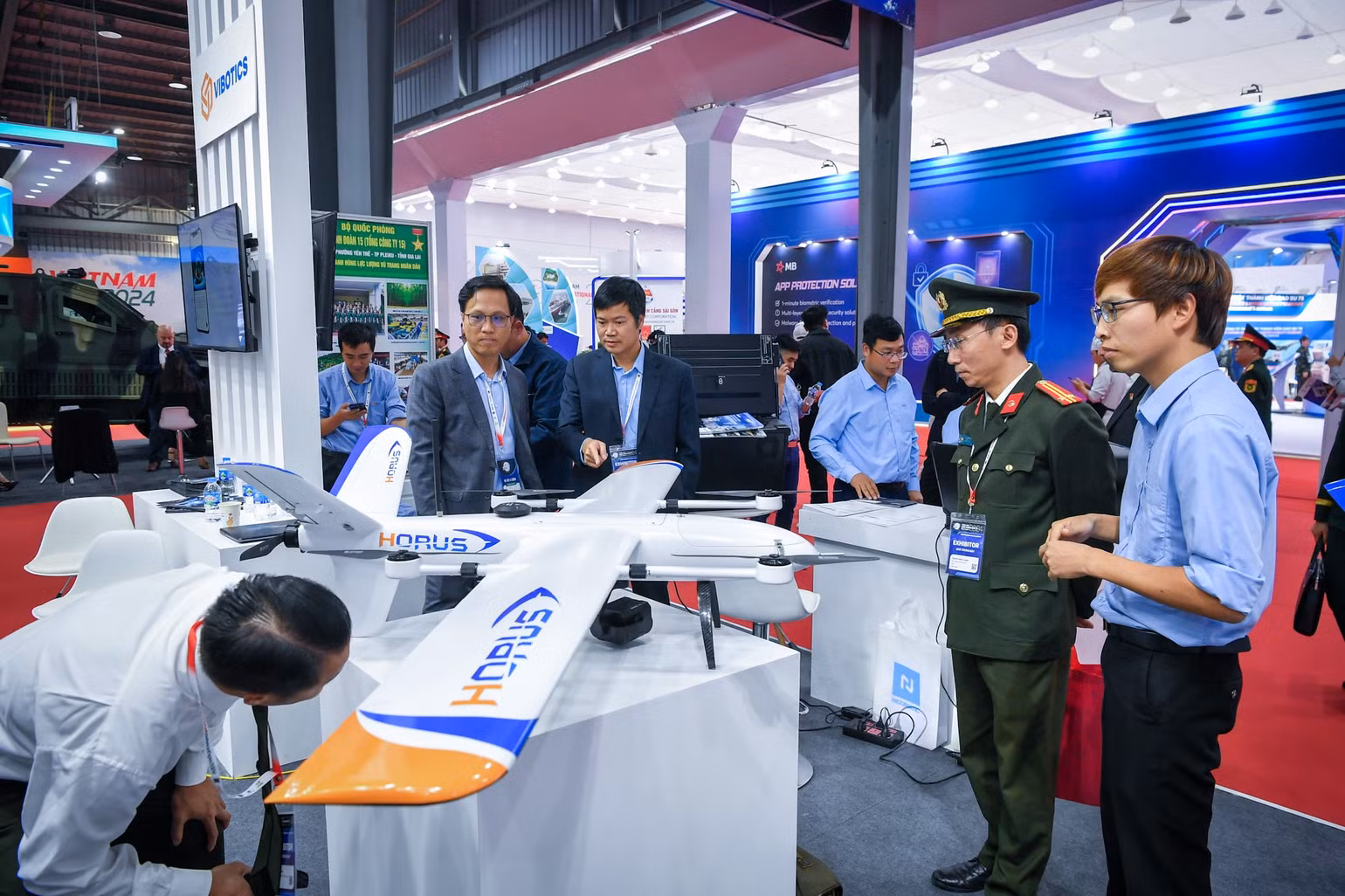 Xuất hiện tại Triển lãm Quốc phòng quốc tế Việt Nam 2024, HTI Group đã mang tới sản phẩm máy bay không người lái HORUS. Đây là thiết bị bay nổi bật với khả năng đa nhiệm và chiến thuật, được thiết kế theo dạng VTOL (cất-hạ cánh thẳng đứng), giúp người vận hành có thể đưa thiết bị vào hoạt động ở bất kỳ môi trường nào mà không cần bệ phóng hay đường băng để cất cánh. Xuất hiện tại Triển lãm Quốc phòng quốc tế Việt Nam 2024, HTI Group đã mang tới sản phẩm máy bay không người lái HORUS. Đây là thiết bị bay nổi bật với khả năng đa nhiệm và chiến thuật, được thiết kế theo dạng VTOL (cất-hạ cánh thẳng đứng), giúp người vận hành có thể đưa thiết bị vào hoạt động ở bất kỳ môi trường nào mà không cần bệ phóng hay đường băng để cất cánh.