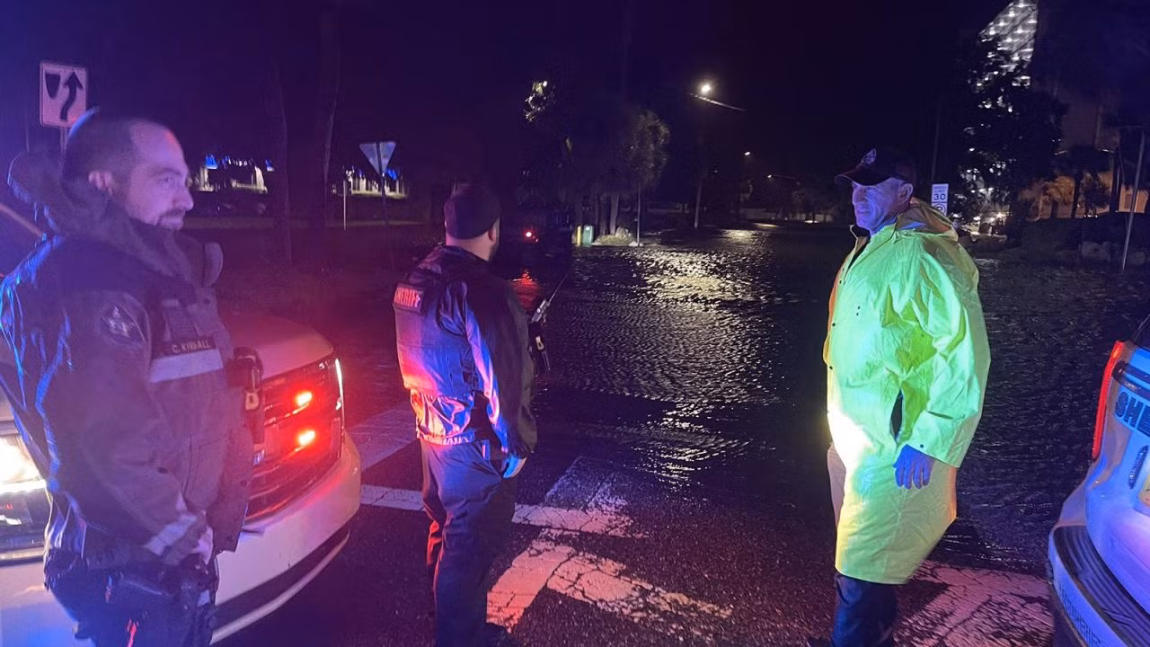 Văn phòng Cảnh sát trưởng quận Pasco hỗ trợ khắc phục lũ lụt. (Ảnh: CNN) Văn phòng Cảnh sát trưởng quận Pasco hỗ trợ khắc phục lũ lụt. (Ảnh: CNN)