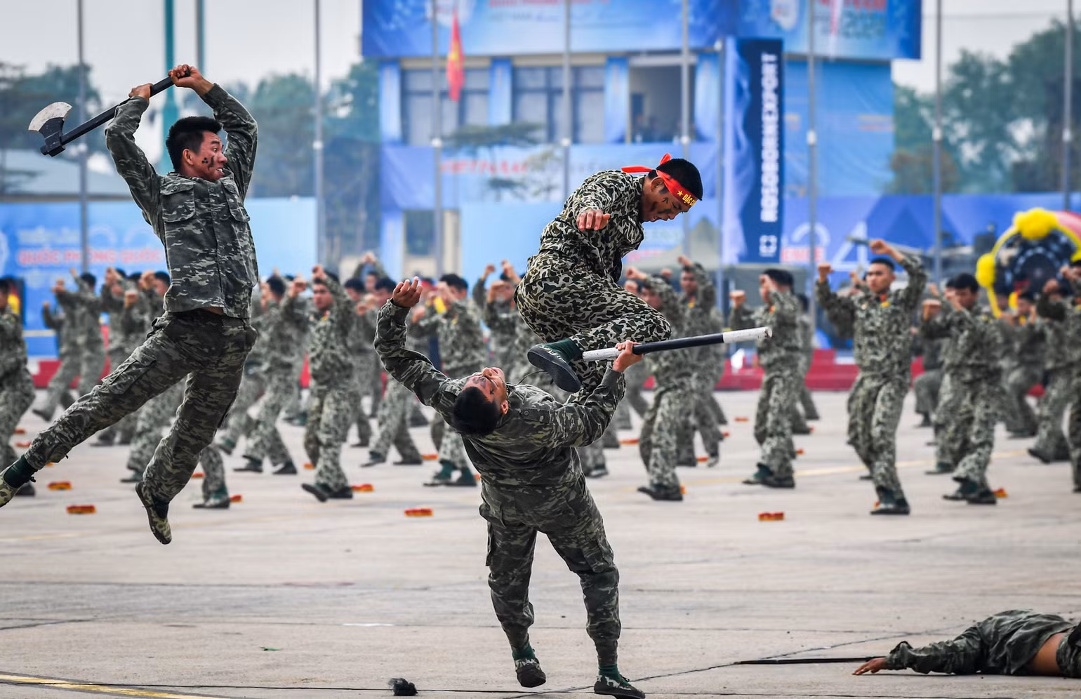 Màn trình diễn võ thuật tại Lễ Tổng duyệt Triển lãm Quốc phòng quốc tế Việt Nam 2024. Màn trình diễn võ thuật tại Lễ Tổng duyệt Triển lãm Quốc phòng quốc tế Việt Nam 2024.