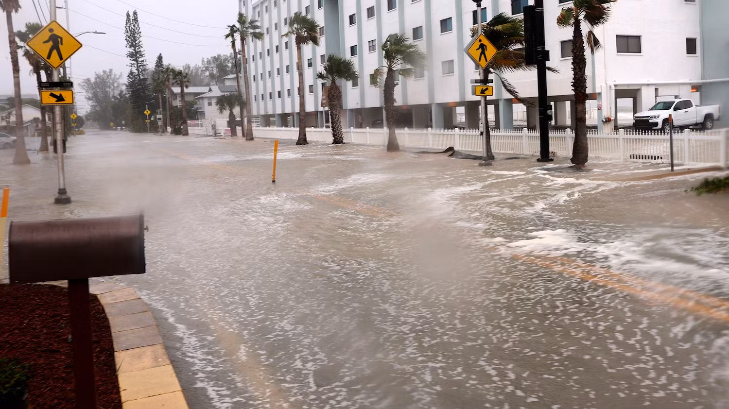 Nước từ Vịnh Mexico tràn vào một con đường khi cơn bão Helene tràn vào ngoài khơi tại bãi biển St. Pete, Florida. (Ảnh: ABC News) Nước từ Vịnh Mexico tràn vào một con đường khi cơn bão Helene tràn vào ngoài khơi tại bãi biển St. Pete, Florida. (Ảnh: ABC News)