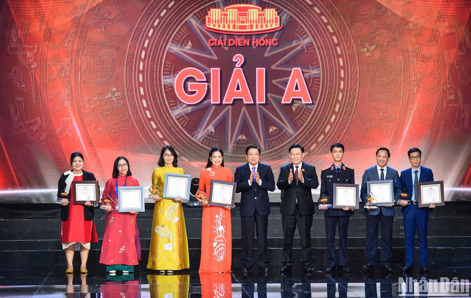 Đồng chí Vương Đình Huệ và đồng chí Phan Đình Trạc trao giải A cho đại diện 7 nhóm tác giả. Đồng chí Vương Đình Huệ và đồng chí Phan Đình Trạc trao giải A cho đại diện 7 nhóm tác giả.