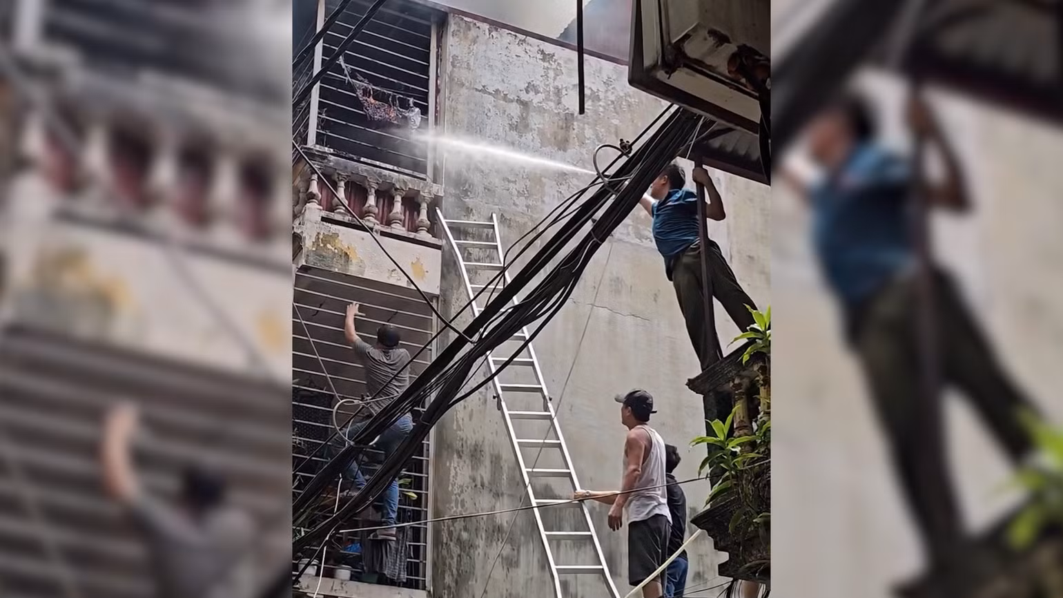 Người dân cố gắng dập lửa trong vụ cháy trưa 21/6.