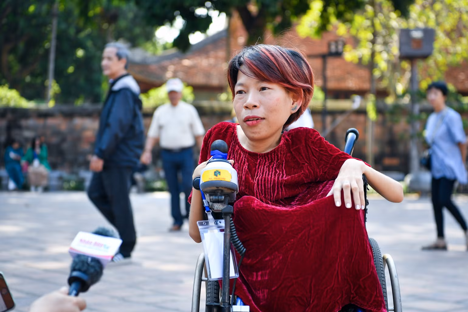 Giờ nhìn lại, chị bảo: Có lẽ, chính những khó khăn, sự kỳ thị ngày ấy đã thôi thúc cả chị và anh trai nỗ lực vượt lên số phận.