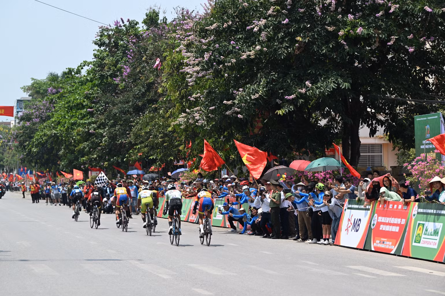 Không khí cuồng nhiệt tại thành phố Điện Biên Phủ khi đoàn đua về đích. Không khí cuồng nhiệt tại thành phố Điện Biên Phủ khi đoàn đua về đích.