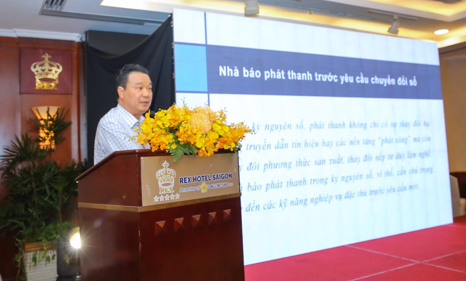 ThS Phan Văn Tú, Chủ nhiệm bộ môn Báo chí, Khoa Báo chí tuyên truyền, Đại học học xã hội và nhân văn Thành phố Hồ Chí Minh cho rằng, phát thanh trong kỷ nguyên số không chỉ là sự thay đổi hạ tầng truyền dẫn hay các nền tảng phát sóng mà còn là sự thay đổi phương thức sản xuất, thay đổi nếp tư duy làm nghề. ThS Phan Văn Tú, Chủ nhiệm bộ môn Báo chí, Khoa Báo chí tuyên truyền, Đại học học xã hội và nhân văn Thành phố Hồ Chí Minh cho rằng, phát thanh trong kỷ nguyên số không chỉ là sự thay đổi hạ tầng truyền dẫn hay các nền tảng phát sóng mà còn là sự thay đổi phương thức sản xuất, thay đổi nếp tư duy làm nghề.
