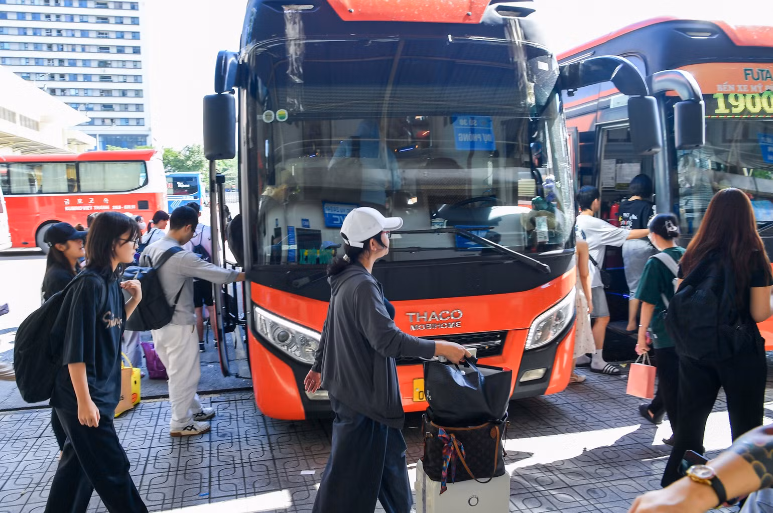 Hành khách ra xe về quê tại bến Mỹ Đình.