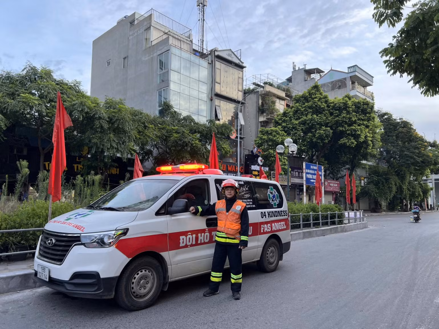 “Số tiền 200 triệu tài trợ của nữ ca sĩ đã góp phần giúp FAS Angel mua chiếc xe 04 mang tên Lòng tốt của đội. Chiếc xe này trong những tháng ngày qua đã cùng chúng tôi trợ giúp cho hàng trăm người bị nạn, tiếp cận hiện trường các vụ việc một cách hiệu quả". “Số tiền 200 triệu tài trợ của nữ ca sĩ đã góp phần giúp FAS Angel mua chiếc xe 04 mang tên Lòng tốt của đội. Chiếc xe này trong những tháng ngày qua đã cùng chúng tôi trợ giúp cho hàng trăm người bị nạn, tiếp cận hiện trường các vụ việc một cách hiệu quả".