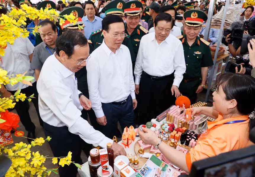 Chủ tịch nước Võ Văn Thưởng và đại biểu thăm các gian trưng bày tại chương trình "Xuân biên phòng ấm lòng dân bản". (Ảnh: TTXVN)