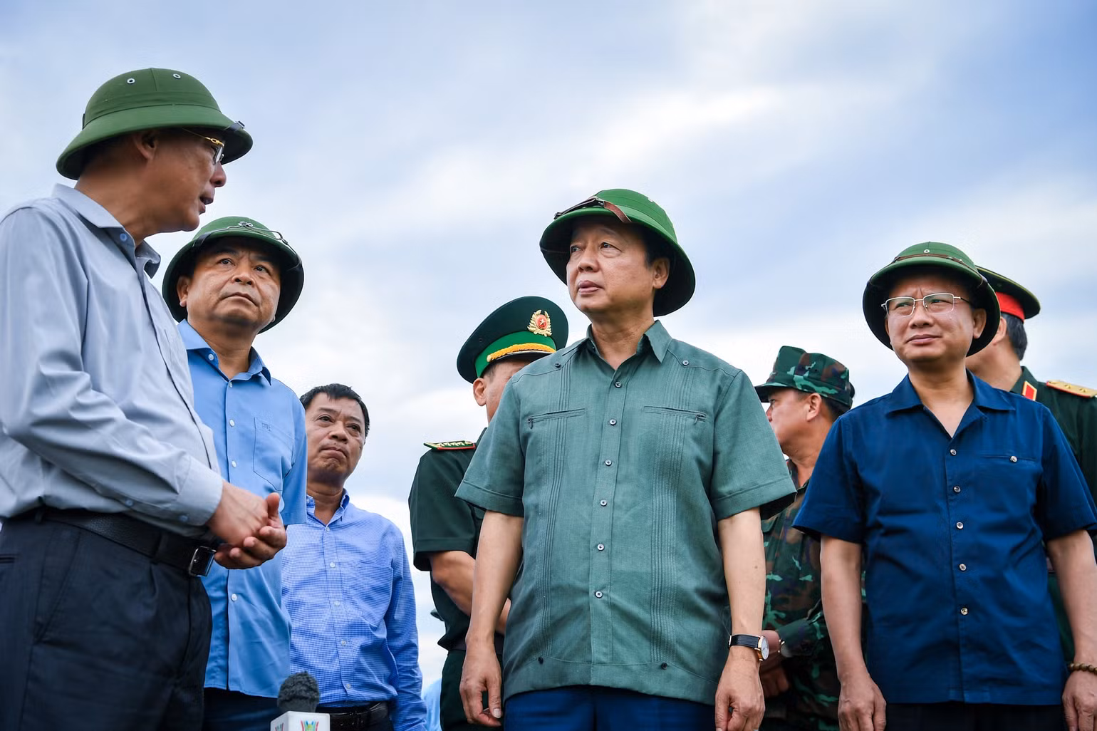 Phó Thủ tướng đề nghị tỉnh Quảng Ninh khởi động mọi lực lượng, chỉ đạo tập trung, thông tin liên lạc thông suốt, chuẩn bị mọi kịch bản có thể xảy ra, không để bị động, bất ngờ, dù trong tình huống nghiêm trọng nhất.