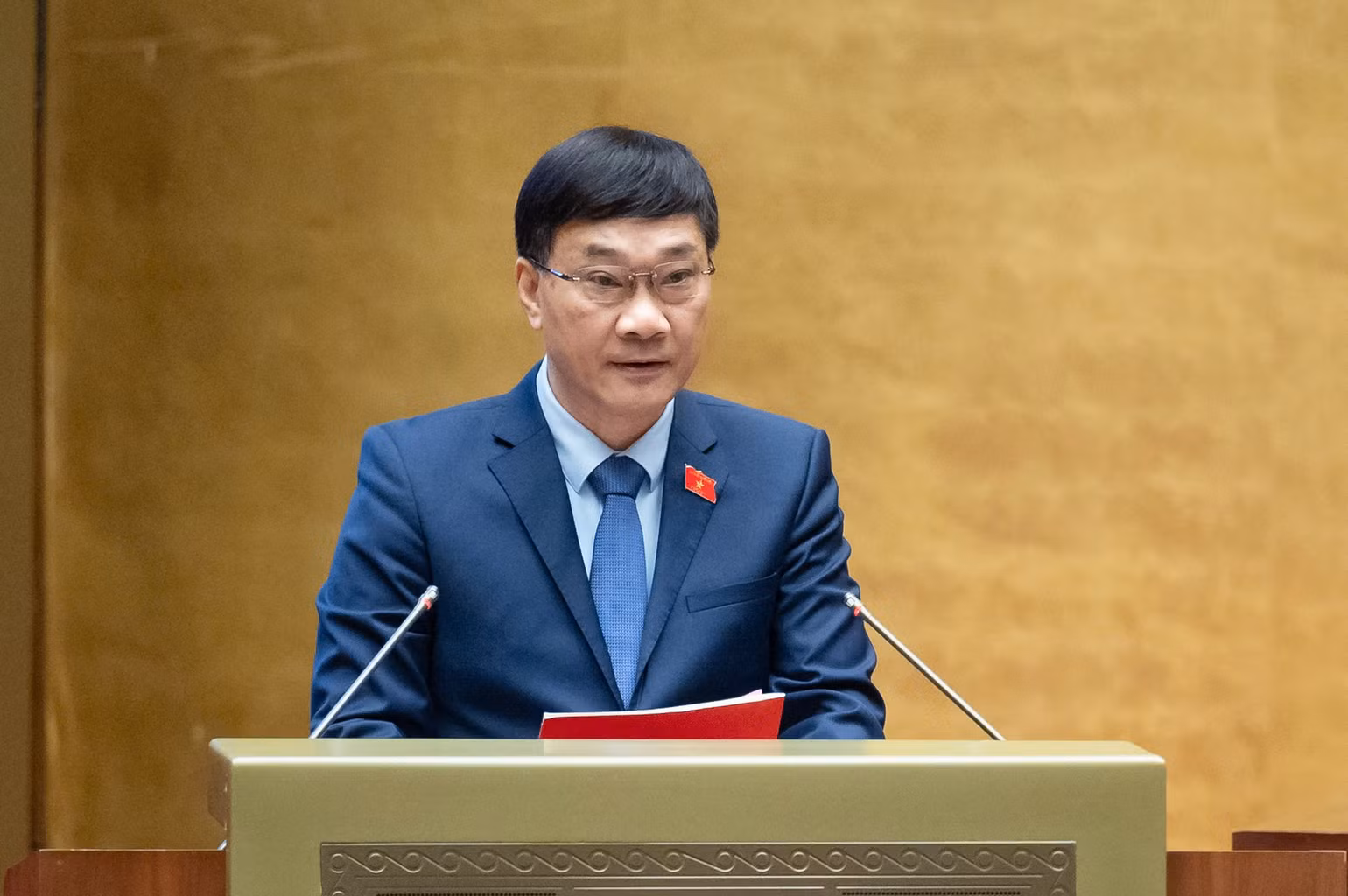 Chủ nhiệm Ủy ban Kinh tế của Quốc hội Vũ Hồng Thanh trình bày báo cáo thẩm tra (Ảnh: DUY LINH). Chủ nhiệm Ủy ban Kinh tế của Quốc hội Vũ Hồng Thanh trình bày báo cáo thẩm tra (Ảnh: DUY LINH).