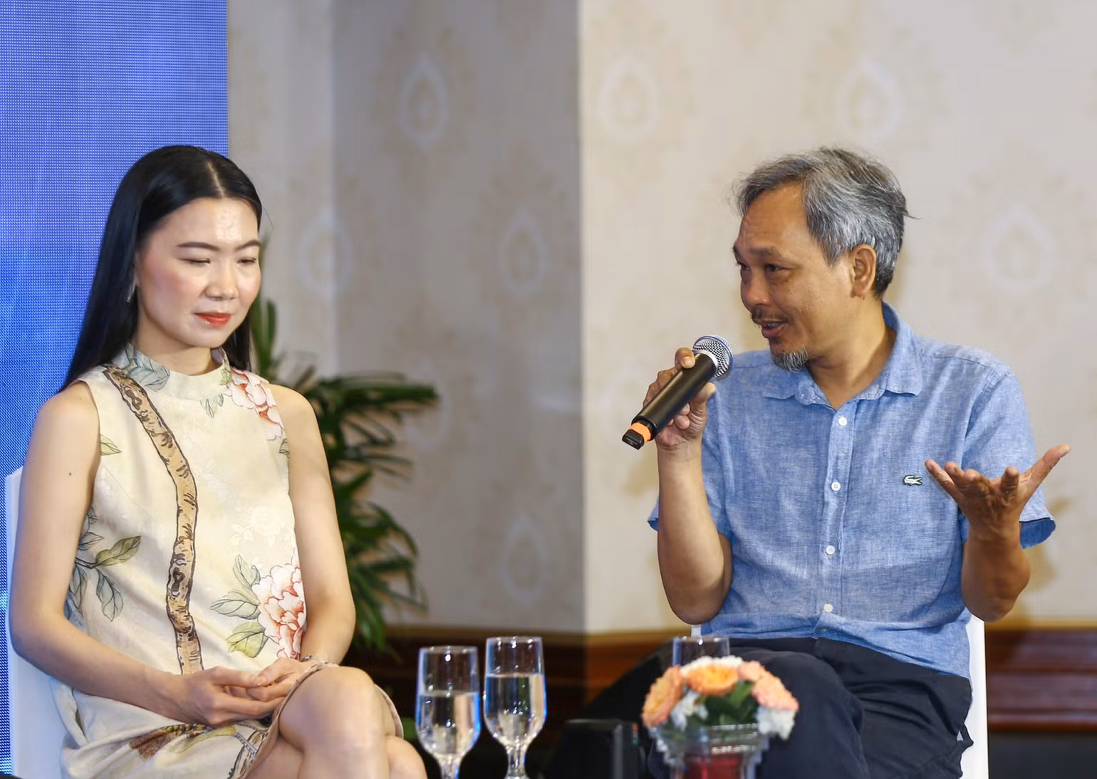 Các khách mời trao đổi tại phiên thảo luận. Các khách mời trao đổi tại phiên thảo luận.