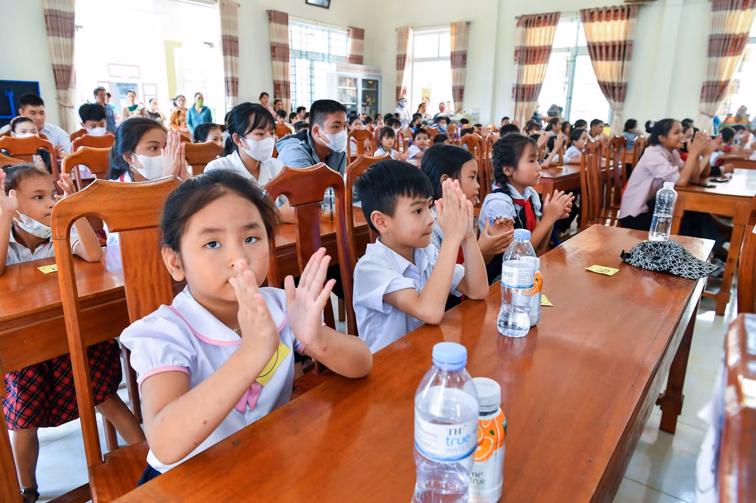 Trao học bổng cho các em học sinh. (Ảnh: THÀNH ĐẠT) Trao học bổng cho các em học sinh. (Ảnh: THÀNH ĐẠT)