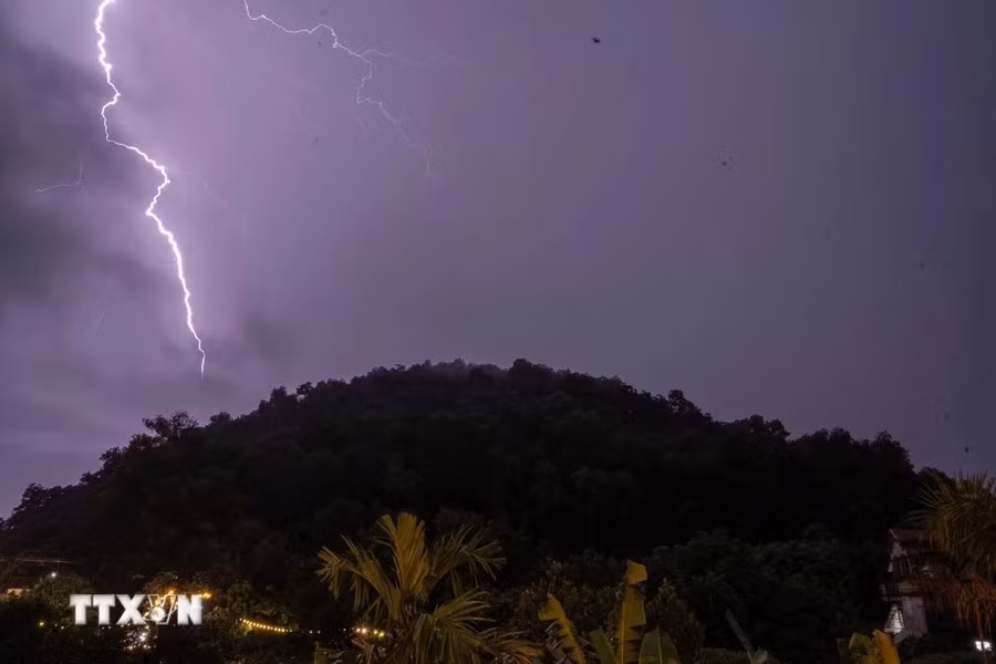 Sét đánh ở huyện Sóc Sơn lúc 19 giờ. Sét đánh ở huyện Sóc Sơn lúc 19 giờ.