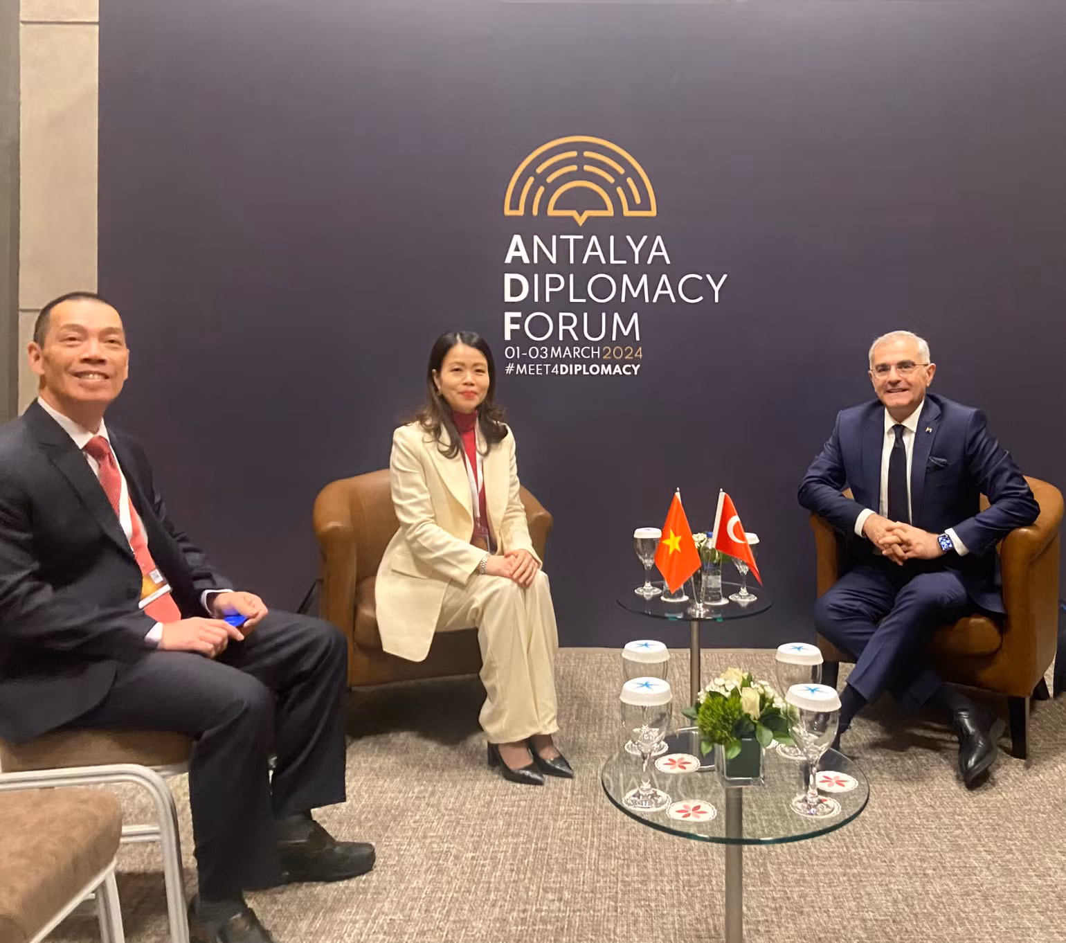 Trong khuôn khổ chuyến thăm, Thứ trưởng Nguyễn Minh Hằng đã có các cuộc làm việc với Thứ trưởng Ngoại giao Thổ Nhĩ Kỳ Burak Akcapar. Trong khuôn khổ chuyến thăm, Thứ trưởng Nguyễn Minh Hằng đã có các cuộc làm việc với Thứ trưởng Ngoại giao Thổ Nhĩ Kỳ Burak Akcapar.