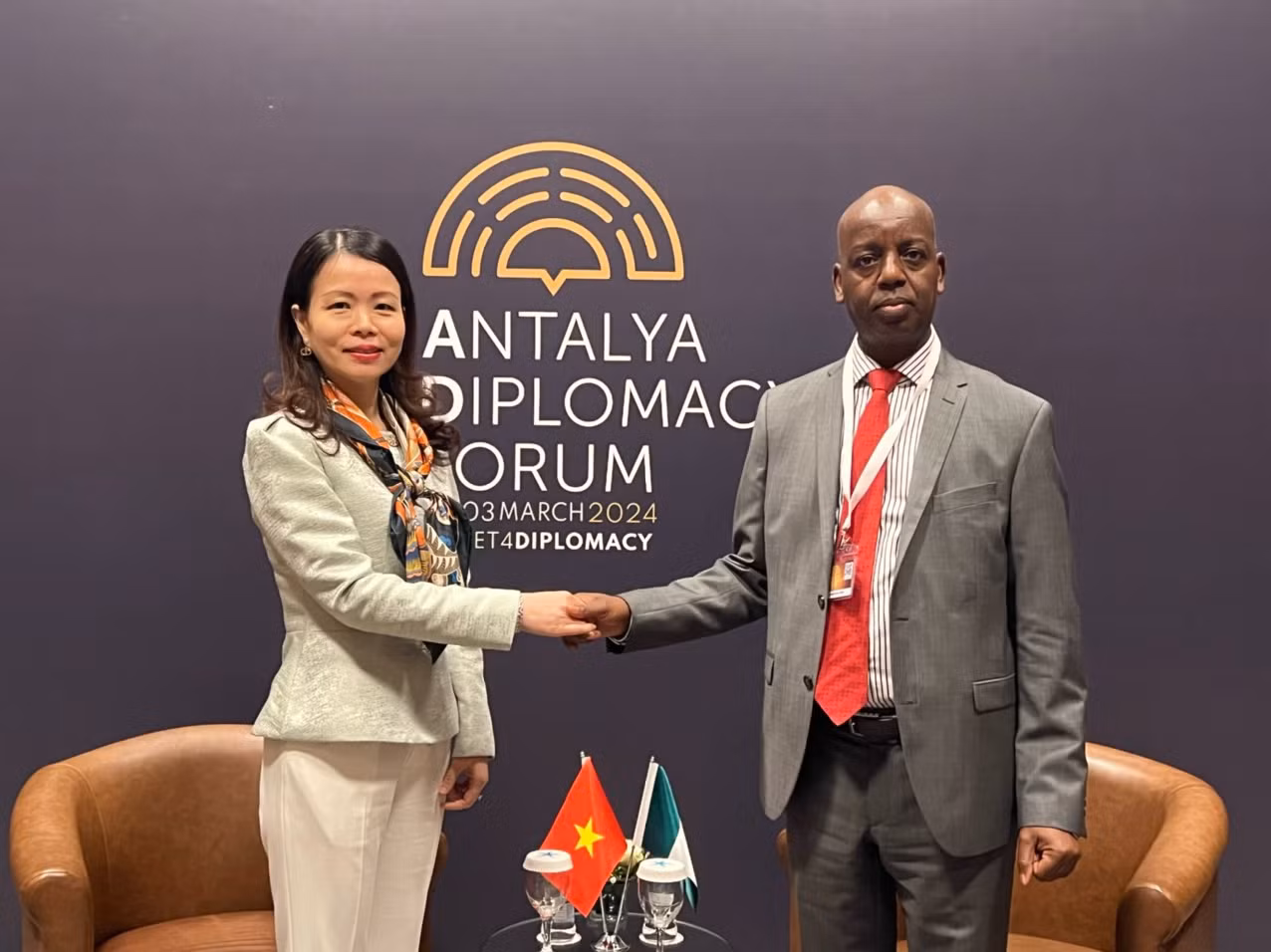 Thứ trưởng Nguyễn Minh Hằng hội kiến Thứ trưởng Ngoại giao Nigeria Adamu Ibrahim Lamuwa. Thứ trưởng Nguyễn Minh Hằng hội kiến Thứ trưởng Ngoại giao Nigeria Adamu Ibrahim Lamuwa.