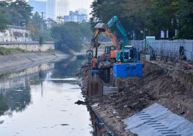 Thi công hệ thống cống ngầm dẫn nước thải sông Tô Lịch về Nhà máy xử lý nước thải Yên Xá. (Ảnh: DUY LINH)