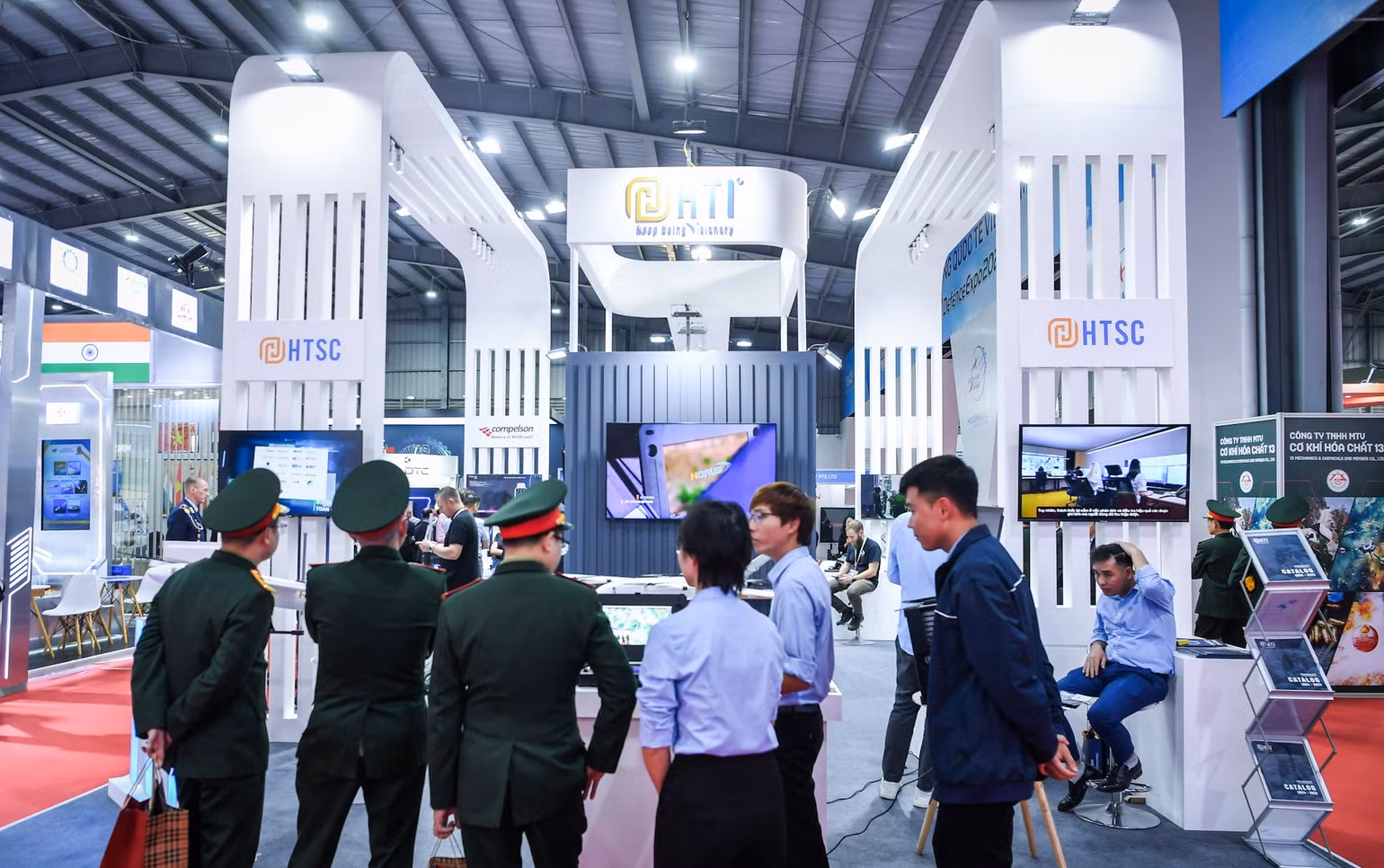 Ngay trong ngày đầu tiên trưng bày, UAV "họ" HORUS đã nhận được sự quan tâm của đông đảo chuyên gia và khách tham quan. Ngay trong ngày đầu tiên trưng bày, UAV "họ" HORUS đã nhận được sự quan tâm của đông đảo chuyên gia và khách tham quan.