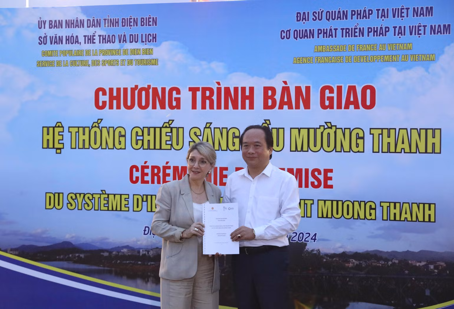 Đại diện Cơ quan Phát triển Pháp tại Việt Nam bàn giao Hồ sơ kỹ thuật Hệ thống chiếu sáng cầu Mường Thanh cho tỉnh Điện Biên. (Ảnh: TTXVN) Đại diện Cơ quan Phát triển Pháp tại Việt Nam bàn giao Hồ sơ kỹ thuật Hệ thống chiếu sáng cầu Mường Thanh cho tỉnh Điện Biên. (Ảnh: TTXVN)