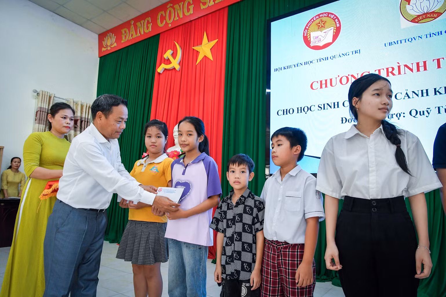 Trao học bổng cho các em học sinh. (Ảnh: THÀNH ĐẠT) Trao học bổng cho các em học sinh. (Ảnh: THÀNH ĐẠT)