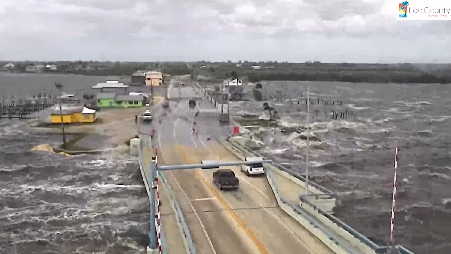 Trong ảnh chụp màn hình từ video này, Cầu Matlacha tại Florida bị sóng biển tràn qua. (Ảnh: ABC News) Trong ảnh chụp màn hình từ video này, Cầu Matlacha tại Florida bị sóng biển tràn qua. (Ảnh: ABC News)