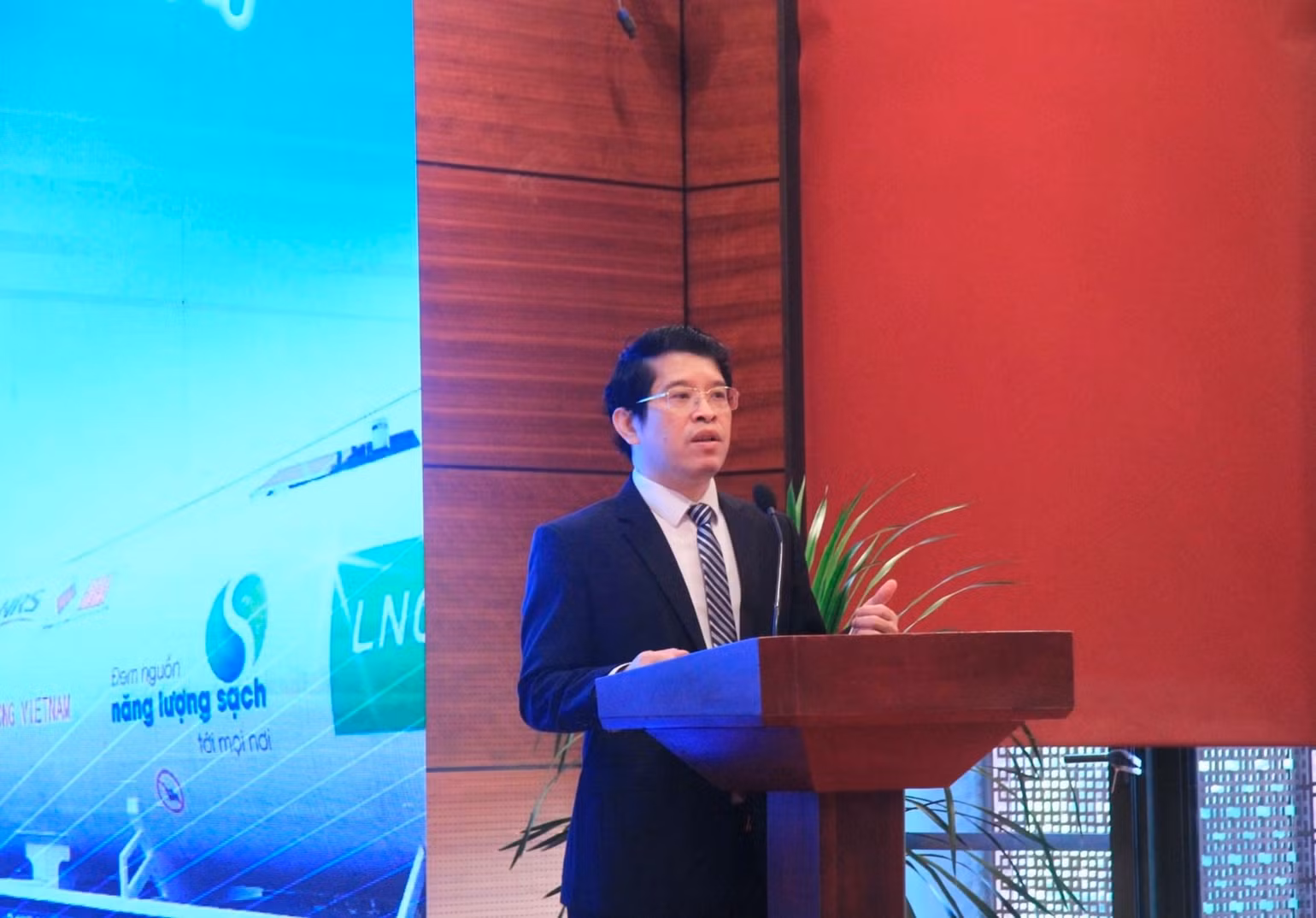PGS, TS Nguyễn Đình Thọ - Viện trưởng Viện Chiến lược, Chính sách Tài nguyên và Môi trường khẳng định, chuyển dịch năng lượng là xu hướng toàn cầu. PGS, TS Nguyễn Đình Thọ - Viện trưởng Viện Chiến lược, Chính sách Tài nguyên và Môi trường khẳng định, chuyển dịch năng lượng là xu hướng toàn cầu.