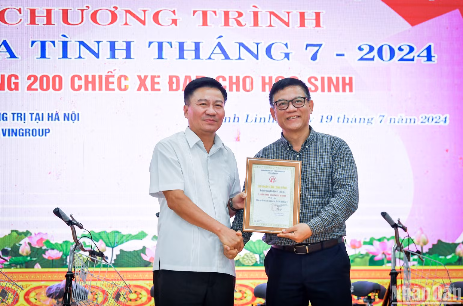 Ban Vận động Quỹ Vì người nghèo tỉnh Quảng Trị trao chứng nhận cho đại diện Câu lạc bộ Đồng hương Trẻ Quảng Trị tại Hà Nội.