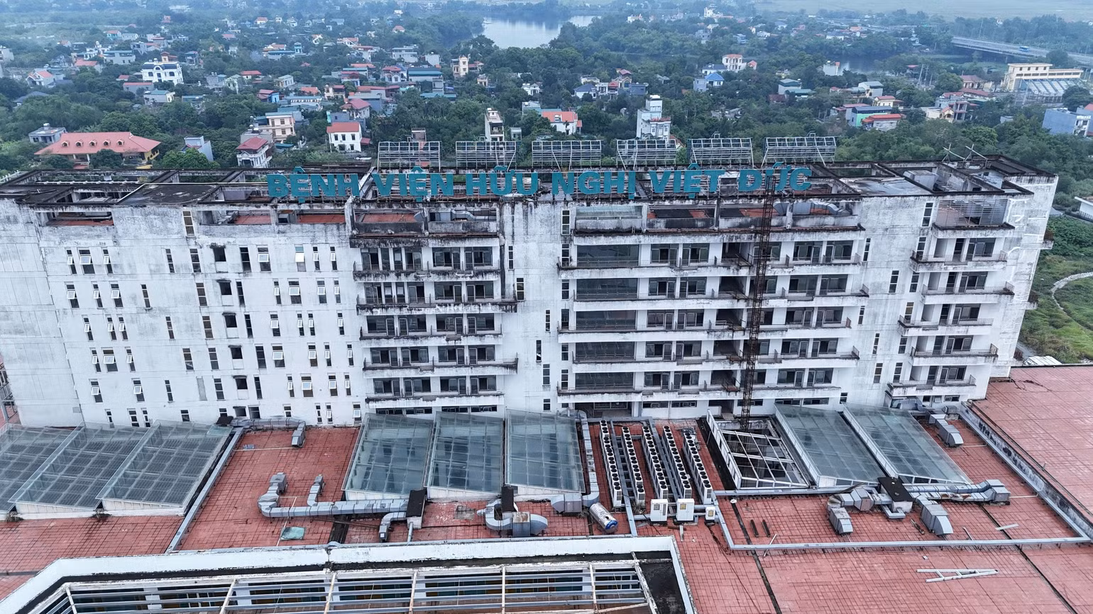 Công trình nghìn tỷ đã mọc rêu mốc sau thời gian bị bỏ không. (Ảnh: SƠN BÁCH)