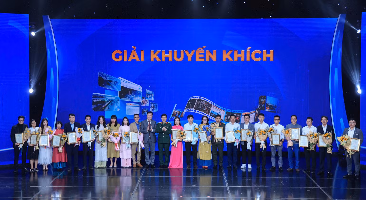 Các tác giả/nhóm tác giả đạt giải Khuyến khích.