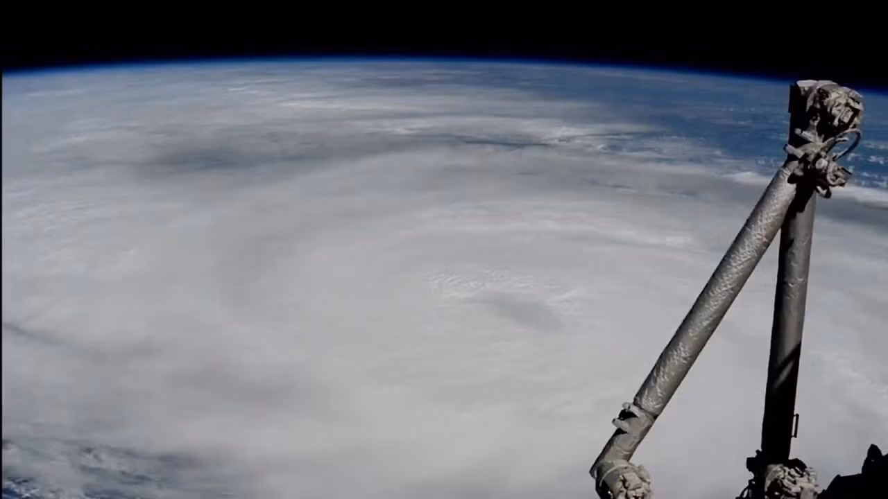 Bão Helene nhìn từ vệ tinh của NASA (Ảnh: NASA/Reuters) Bão Helene nhìn từ vệ tinh của NASA (Ảnh: NASA/Reuters)