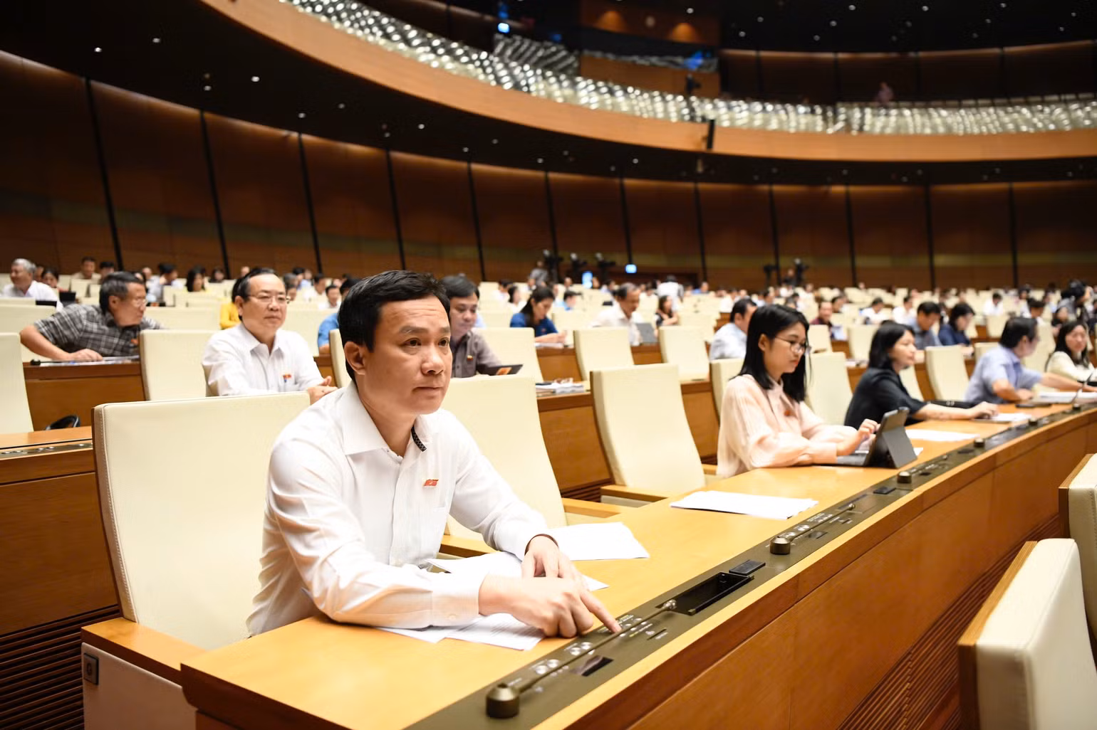 Với đại đa số đại biểu tham gia biểu quyết tán thành, Quốc hội vừa thông qua Nghị quyết về dự toán ngân sách nhà nước năm 2025.