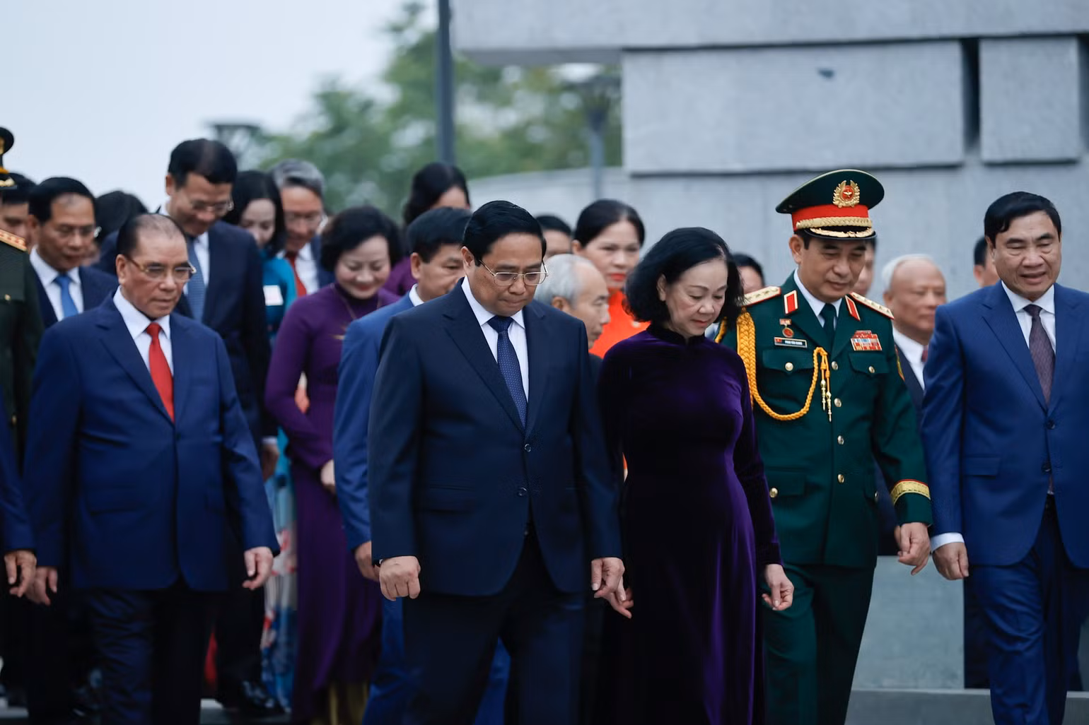 Các đồng chí lãnh đạo, nguyên lãnh đạo Đảng, Nhà nước và các thành viên trong đoàn dành phút mặc niệm tưởng nhớ các Anh hùng liệt sĩ. Các đồng chí lãnh đạo, nguyên lãnh đạo Đảng, Nhà nước và các thành viên trong đoàn dành phút mặc niệm tưởng nhớ các Anh hùng liệt sĩ.