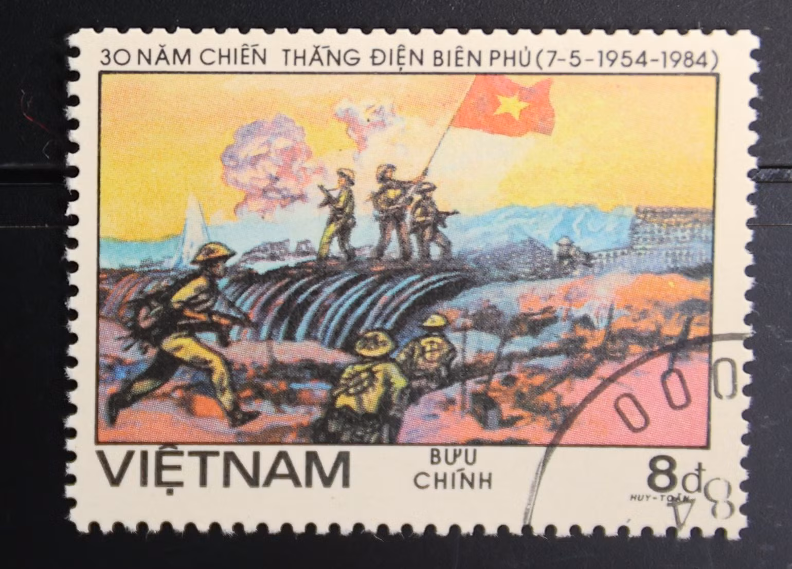 Khoảnh khắc quân ta giương cao cờ trên hầm Đờ Cát được chọn làm hình ảnh kết thúc bộ tem Kỷ niệm năm 1984.