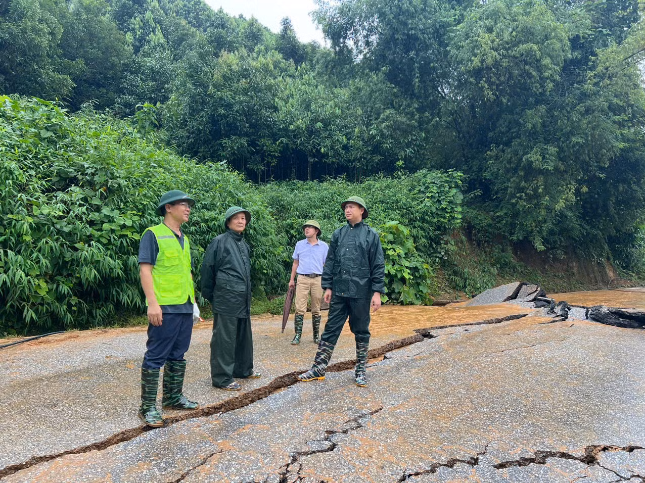 Lãnh đạo Cục Đường bộ kiểm tra công trình giao thông bị hư hỏng do ảnh hưởng của bão số 3. Lãnh đạo Cục Đường bộ kiểm tra công trình giao thông bị hư hỏng do ảnh hưởng của bão số 3.