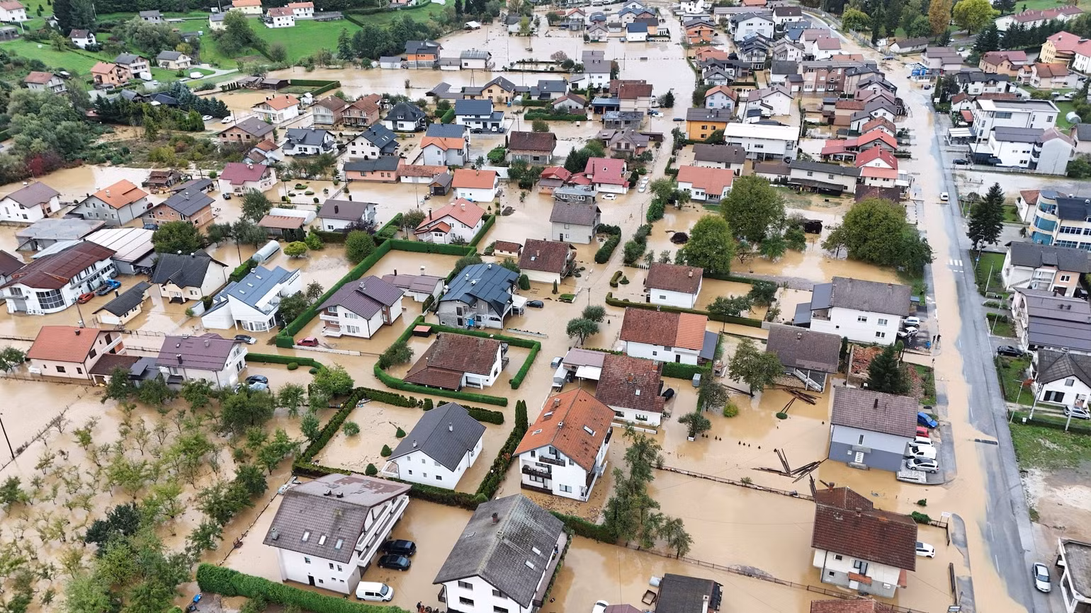 Một khu dân cư bị ngập lụt ở Donja Jablanica, Bosnia và Herzegovina ngày 4/10. (Ảnh: Reuters) Một khu dân cư bị ngập lụt ở Donja Jablanica, Bosnia và Herzegovina ngày 4/10. (Ảnh: Reuters)