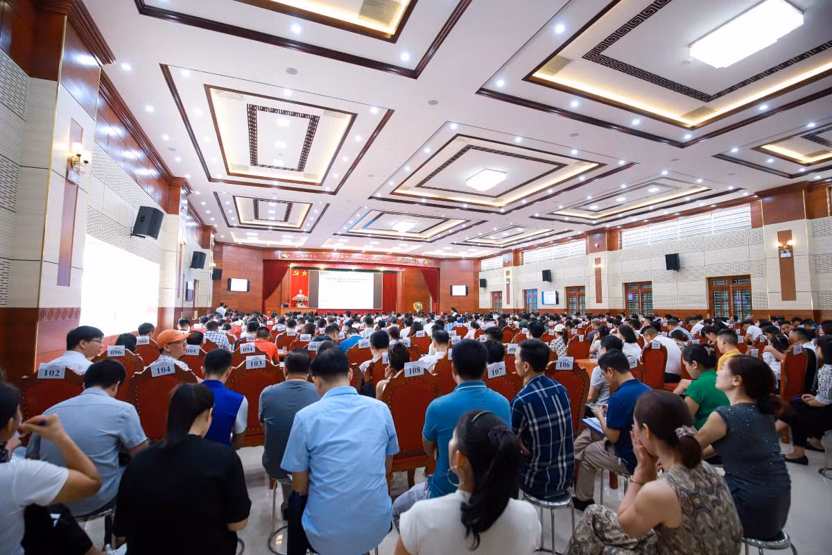 Một phiên đấu giá đất tại huyện Phúc Thọ, Hà Nội. Một phiên đấu giá đất tại huyện Phúc Thọ, Hà Nội.
