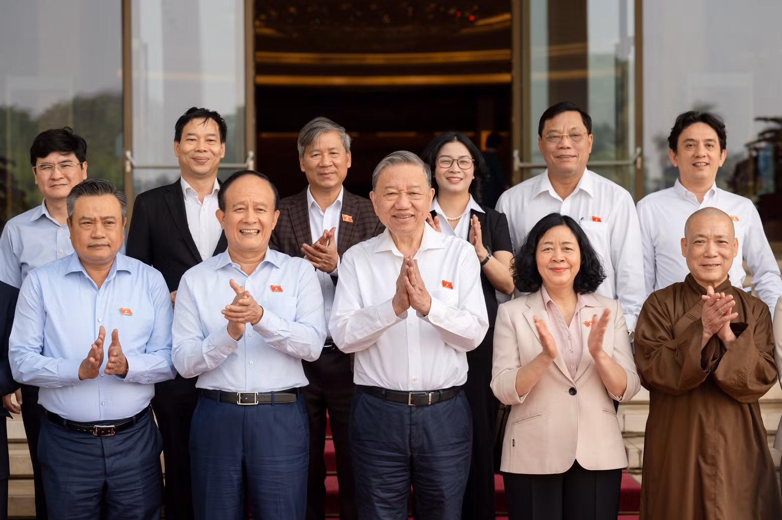 Tổng Bí thư Tô Lâm chụp ảnh lưu niệm cùng các đại biểu thuộc Đoàn Đại biểu Quốc hội thành phố Hà Nội.