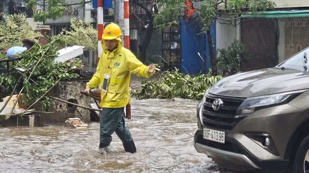 Điểm ngập úng xuất hiện tại phố Thái Hà chiều 11/9. Điểm ngập úng xuất hiện tại phố Thái Hà chiều 11/9.
