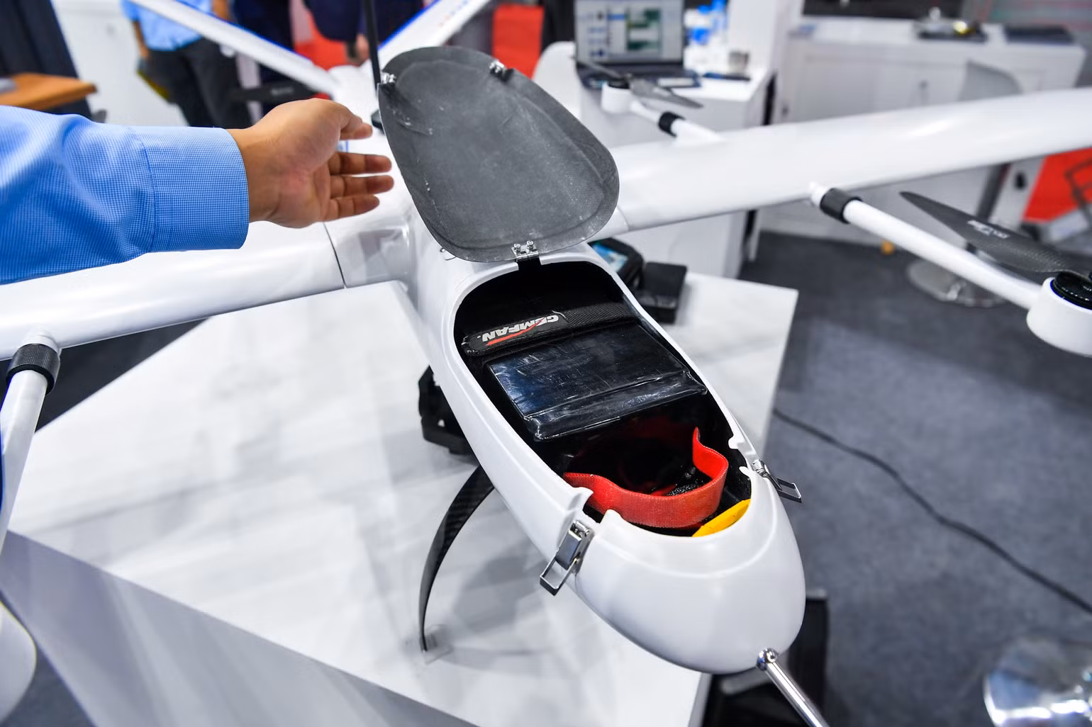 Pin dung lượng lớn của UAV được đặt ở phần đầu máy bay. Đây cũng là ưu điểm nổi bật của HORUS khi thời gian bay có thể kéo dài từ 1,5-2 giờ. Pin dung lượng lớn của UAV được đặt ở phần đầu máy bay. Đây cũng là ưu điểm nổi bật của HORUS khi thời gian bay có thể kéo dài từ 1,5-2 giờ.