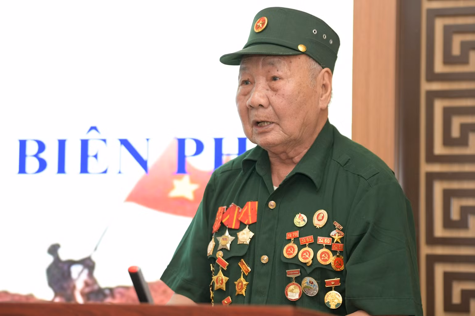 Thay mặt đại biểu, chiến sĩ Điện Biên Nguyễn Công Nuôi cảm ơn lãnh đạo huyện Mường Ảng đã dành tình cảm đặc biệt, sự quan tâm sâu sắc cho các Chiến sĩ Điện Biên.