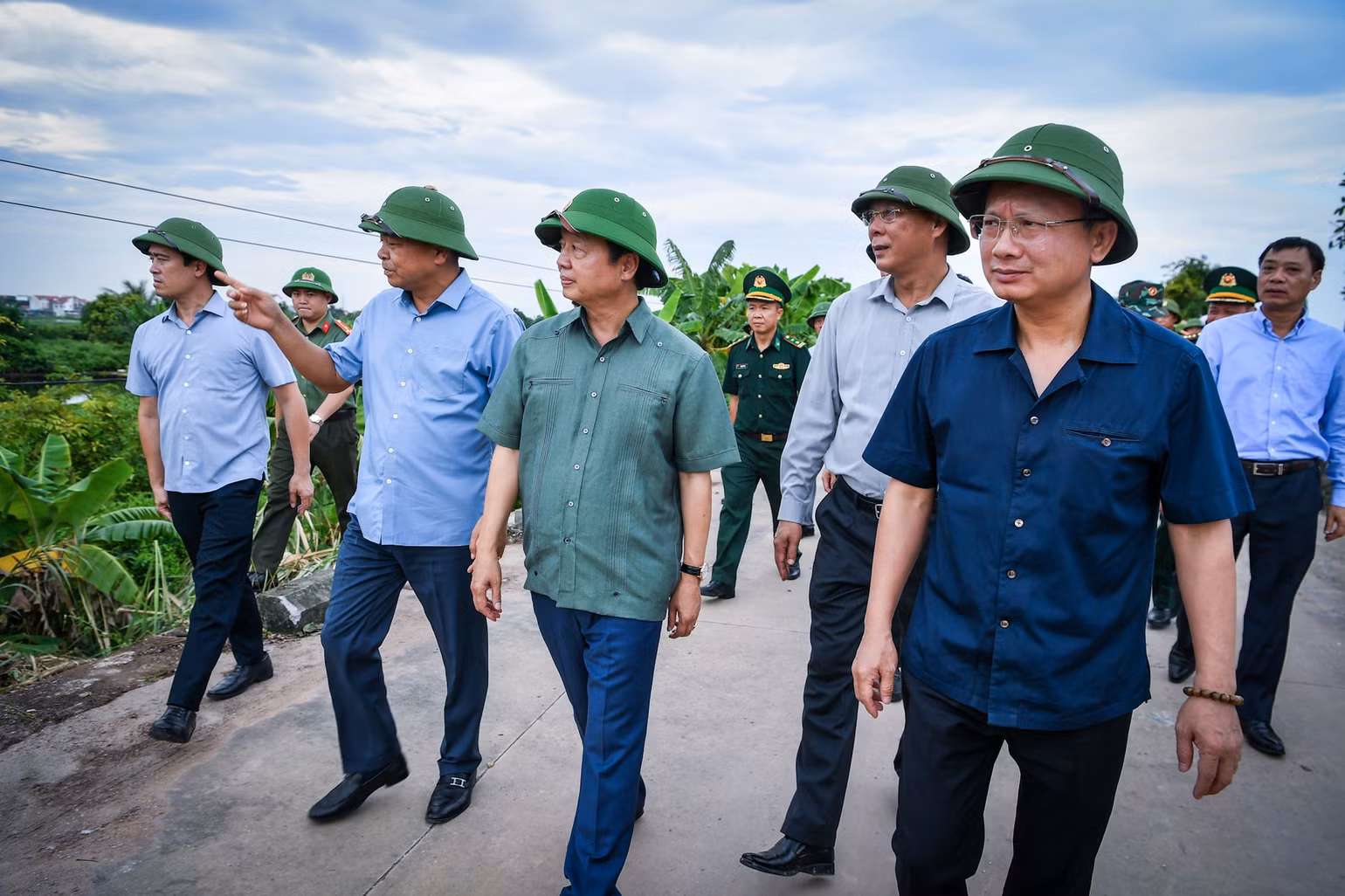 Phó Thủ tướng đề nghị tỉnh Quảng Ninh khởi động mọi lực lượng, chỉ đạo tập trung, thông tin liên lạc thông suốt, chuẩn bị mọi kịch bản có thể xảy ra, không để bị động, bất ngờ, dù trong tình huống nghiêm trọng nhất. (Ảnh: Thành Đạt)