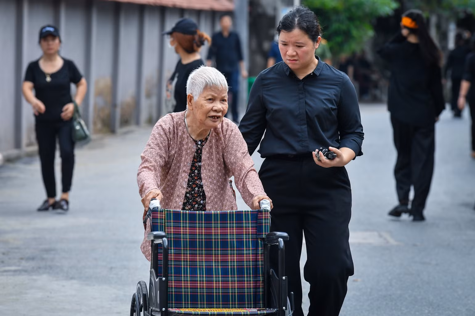 Một Mẹ Việt Nam Anh hùng 90 tuổi tự mình đẩy xe lăn tới khu vực viếng Tổng Bí thư Nguyễn Phú Trọng. Một Mẹ Việt Nam Anh hùng 90 tuổi tự mình đẩy xe lăn tới khu vực viếng Tổng Bí thư Nguyễn Phú Trọng.