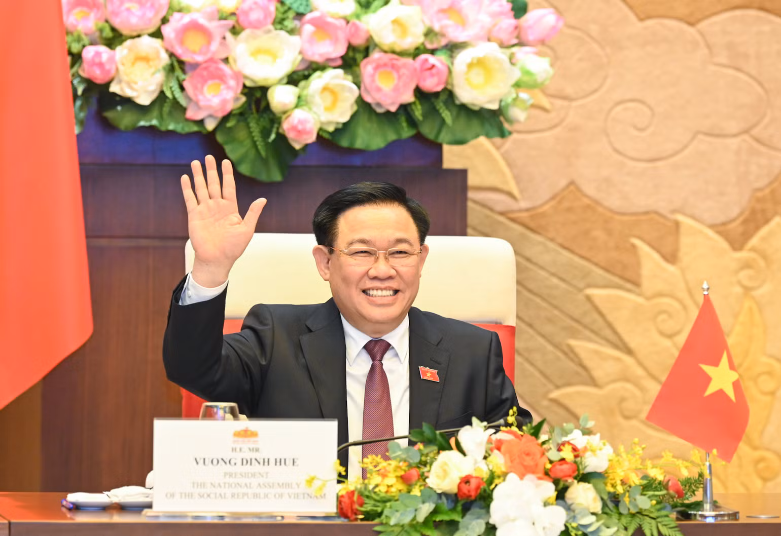 Chủ tịch Quốc hội Vương Đình Huệ điện đàm với Chủ tịch Thượng viện Campuchia Samdech Techo Hun Sen. (Ảnh: DUY LINH)