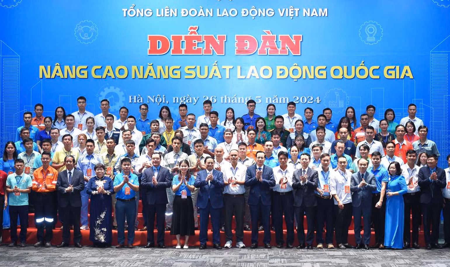 Thủ tướng Phạm Minh Chính chụp ảnh lưu niệm với 95 đoàn viên, người lao động tiêu biểu.