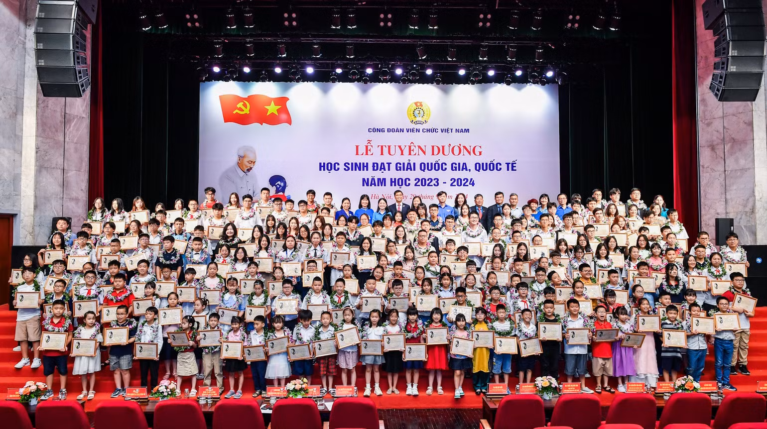 Đại diện các học sinh đạt giải quốc gia, quốc tế chụp ảnh lưu niệm tại Lễ Tuyên dương. Đại diện các học sinh đạt giải quốc gia, quốc tế chụp ảnh lưu niệm tại Lễ Tuyên dương.