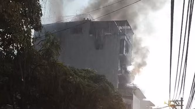 Khói đen bốc lên trên ngôi nhà bị cháy. Khói đen bốc lên trên ngôi nhà bị cháy.