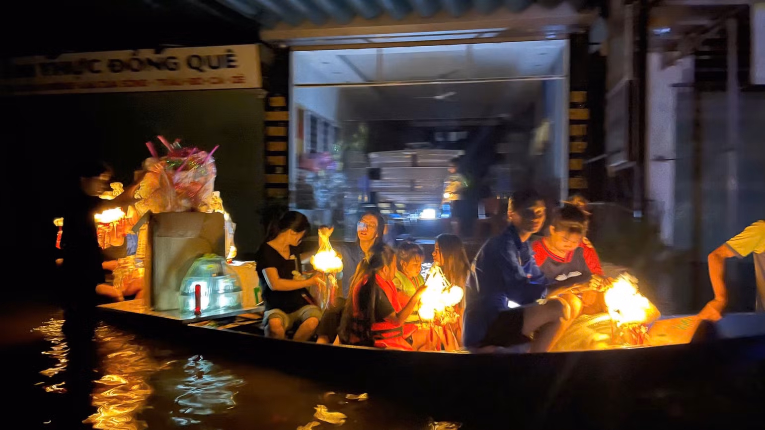 Những con thuyền Trung thu đặc biệt ở thôn Đừn... Những con thuyền Trung thu đặc biệt ở thôn Đừn...