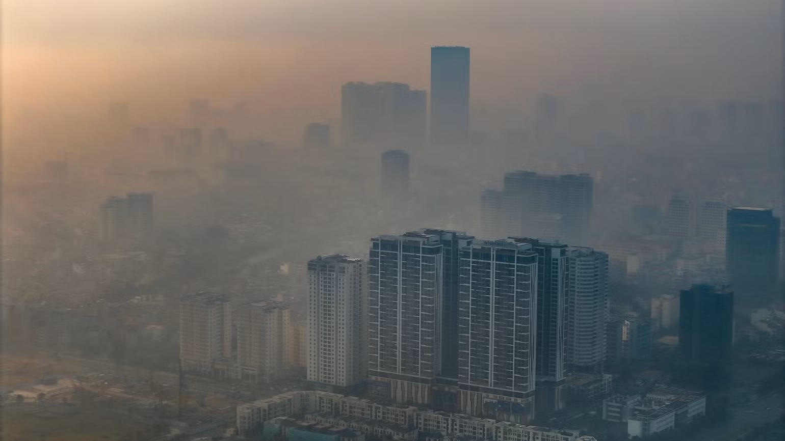 Thành phố Hà Nội chìm trong sương mù ô nhiễm sáng 9/10. (Ảnh: Hoài Nam)