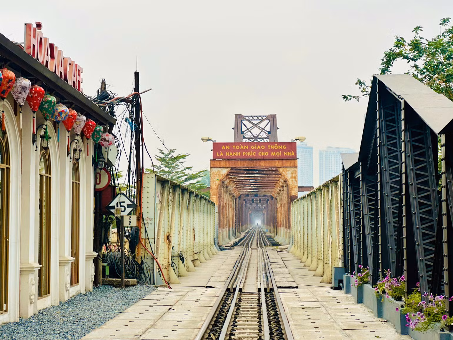 Diện mạo mới của ke ga Long Biên những ngày cuối năm. Diện mạo mới của ke ga Long Biên những ngày cuối năm.