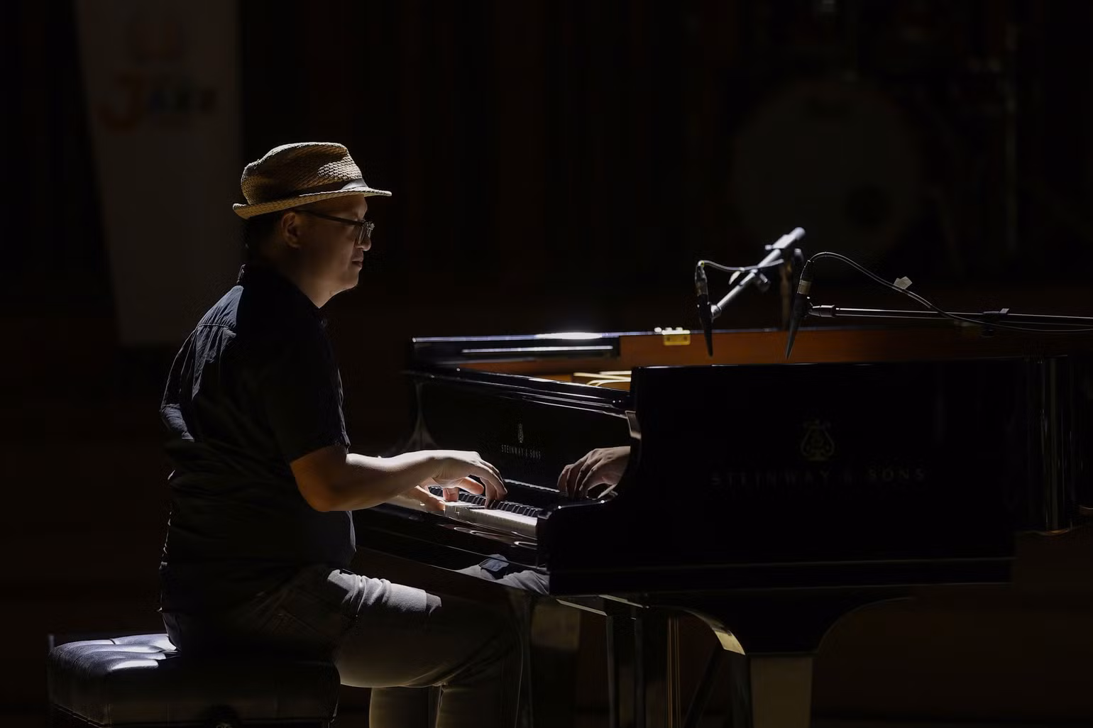 Nghệ sĩ Piano Tuấn Nam háo hức với đêm diễn của 4 cô gái tứ tấu đàn dây.