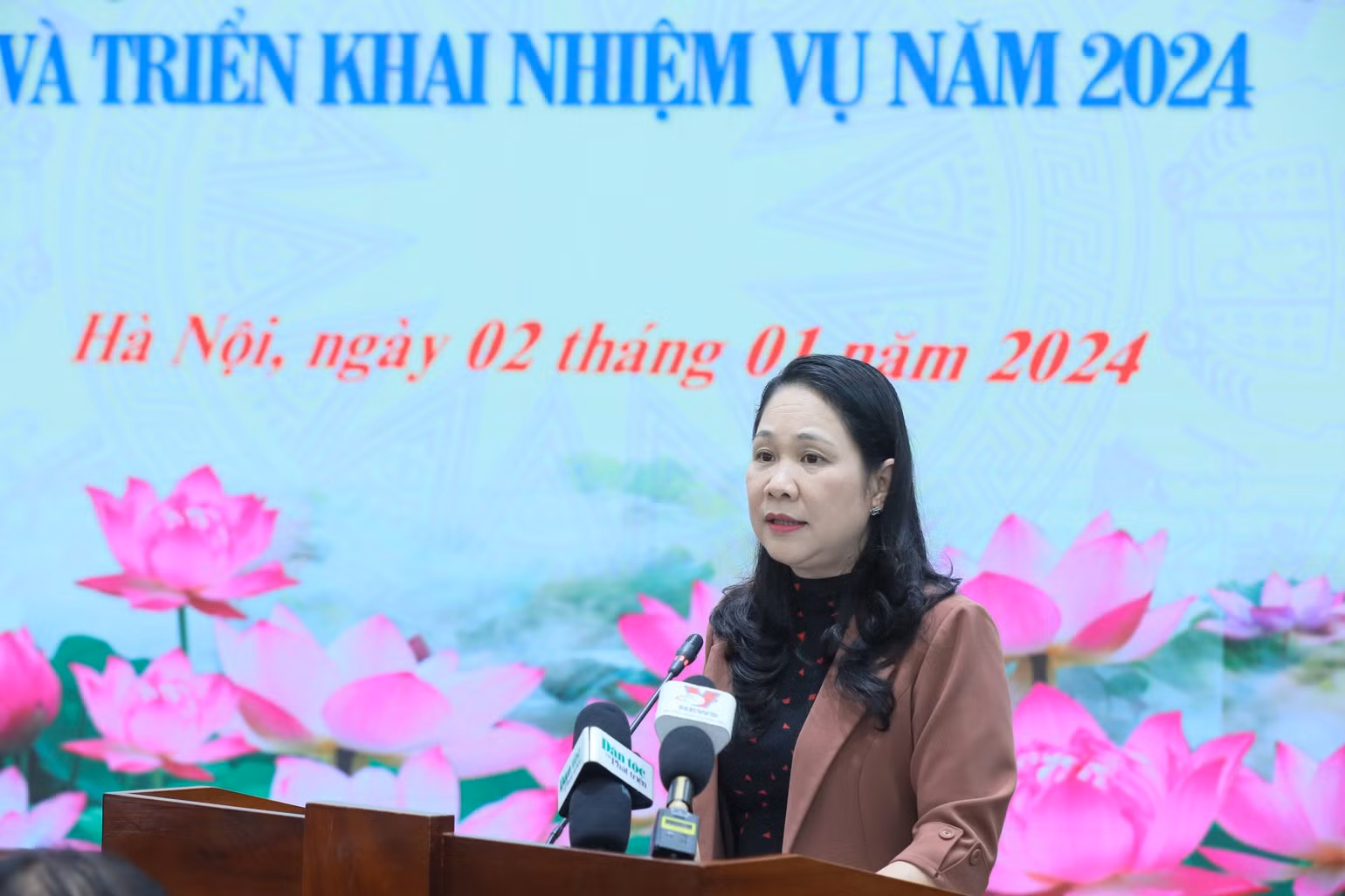 Thứ trưởng, Phó Chủ nhiệm Ủy ban Dân tộc Nông Thị Hà trình bày Báo cáo tại Hội nghị.